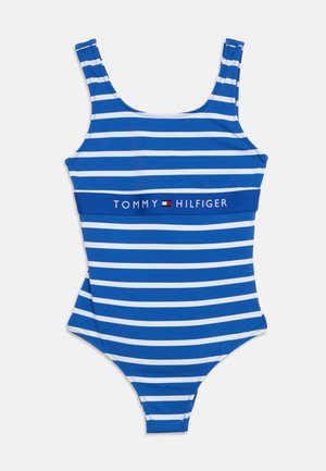 Bañador de una pieza a rayas azules y blancas con tirantes anchos y la marca "Tommy Hilfiger" en la banda del pecho.