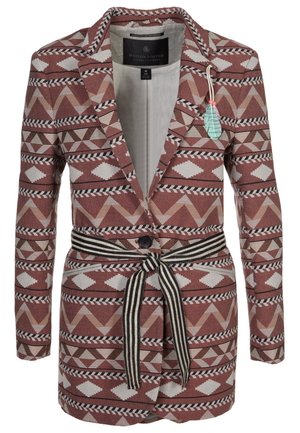 Blazer à motifs dans des tons rouges, avec des designs géométriques, une fermeture à un bouton et une ceinture rayée noir et blanc. Fabriqué en tissu texturé.