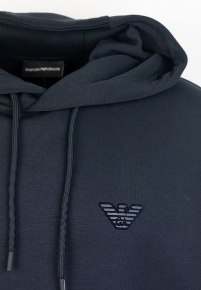 Felpa blu navy con tasca a marsupio, cappuccio con coulisse e logo ricamato in una tonalità più chiara sul petto. Tessuto morbido.