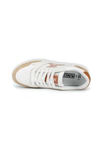 Zapatilla baja blanca de cuero con acentos beige, que presenta un logo rosa, una caja de dedos perforada y cordones blancos.