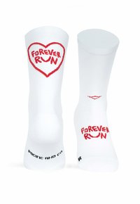 Calcetines blancos con texto rojo que dice "FOREVER RUN" dentro de una forma de corazón. Textura suave con puños reforzados. Marca en el tobillo.