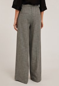 Grijze geruite wijde broek met een gladde textuur, voorzien van achterzakken en een op maat gemaakte tailleband.