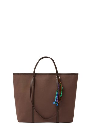 Bruine draagtas met dubbele handvaten en een multikleuren koordtassel die aan één handvat hangt, afgebeeld tegen een witte achtergrond.