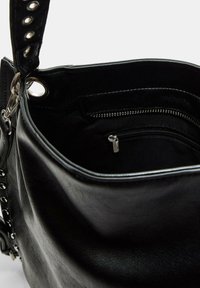 Borsa in pelle nera con una superficie liscia. Presenta una tasca interna con zip e una bocca ampia con forma arrotondata. Accenti di hardware decorativi.