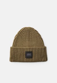 Beanie tricotat de culoare verde măsliniu, cu o textur�ă cu nervuri, având un eticheta rectangulară neagră cu logo-ul „UGG” pe față.