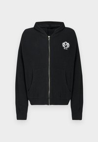 Μαύρο ζακέτα με φερμουάρ, κατασκευασμένο από υφασμάτινη πλεκτή ύφανση με υφή, με δύο μπροστινές τσέπες και ένα μικρό κεντητό λογότυπο στο αριστερό στήθος.