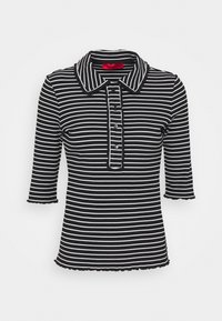 Camisa polo a rayas en blanco y negro con mangas cortas, textura acanalada, dobladillo en forma de ondas y tapeta de botones; cuenta con un cuello en contraste.