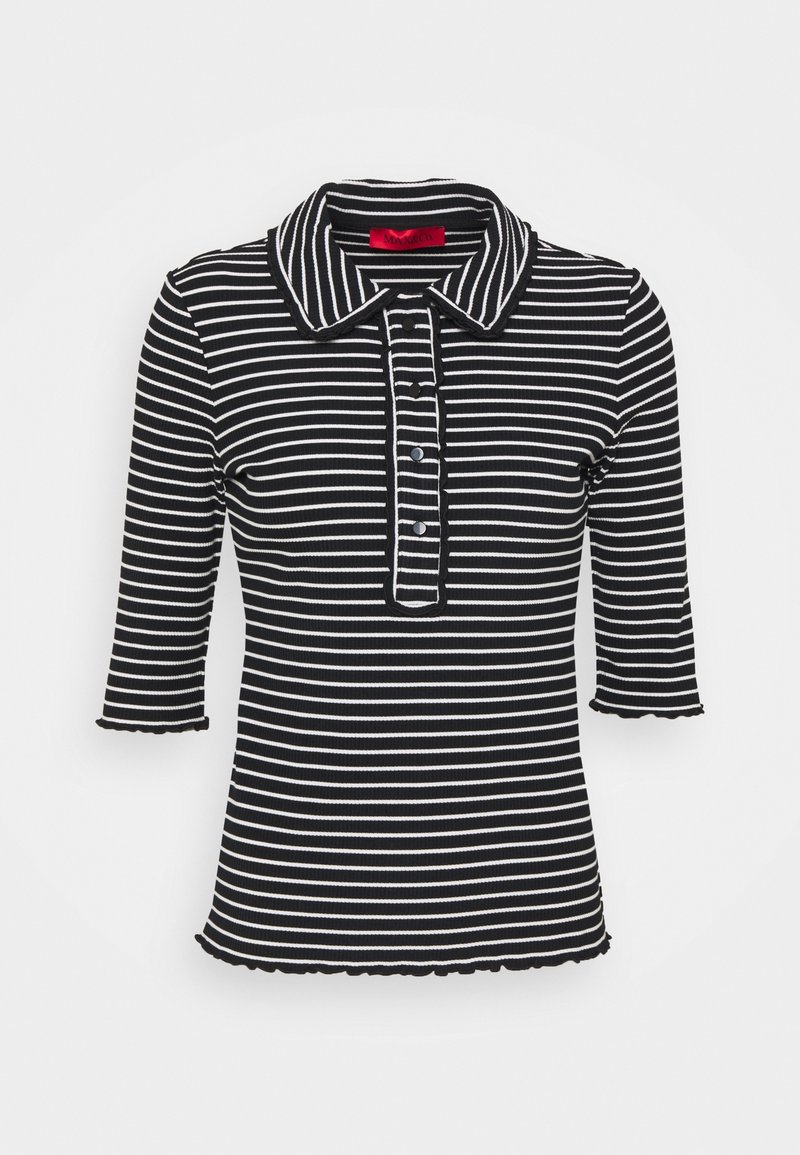 Camisa polo a rayas en blanco y negro con mangas cortas, textura acanalada, dobladillo en forma de ondas y tapeta de botones; cuenta con un cuello en contraste.