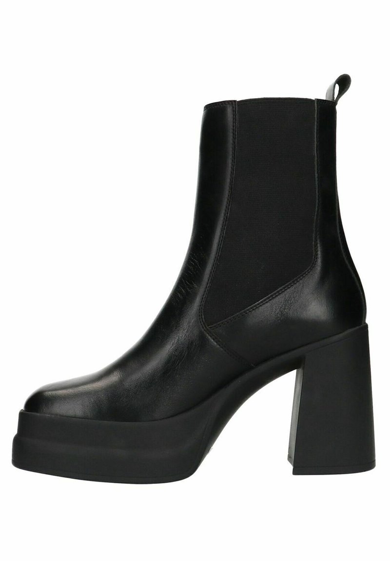 Bottes noires pour la cheville avec une finition en cuir lisse, des panneaux élastiques et un talon carré épais. Comprend une languette pour enfiler facilement.