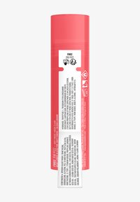 Un bâton de fard à joues de couleur rose tendre avec une finition brillante. Présente un design cylindrique avec un capuchon rose et une étiquette d'ingrédients détaillée en blanc.