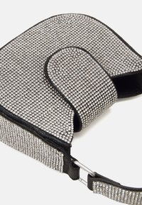 Clutch argentata con strass, superficie texturizzata, patta arrotondata e tracolla nera, dotata di una chiusura metallica e di un design elegante.