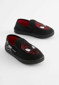 Scarpe slip-on nere con fodera rossa, caratterizzate da un design con il volto di Spider-Man e dettaglio della ragnatela. Realizzate in tessuto con suola in gomma.