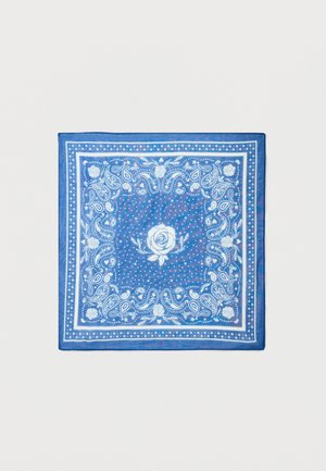 Foulard carré bleu avec des motifs floraux blancs et cachemire, présentant une rose centrale et une bordure d'étoiles sur un fond uni.