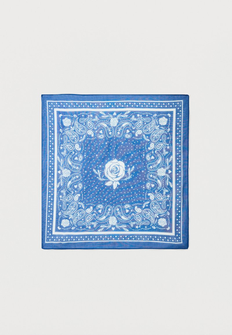 Foulard carré bleu avec des motifs floraux blancs et cachemire, présentant une rose centrale et une bordure d'étoiles sur un fond uni.
