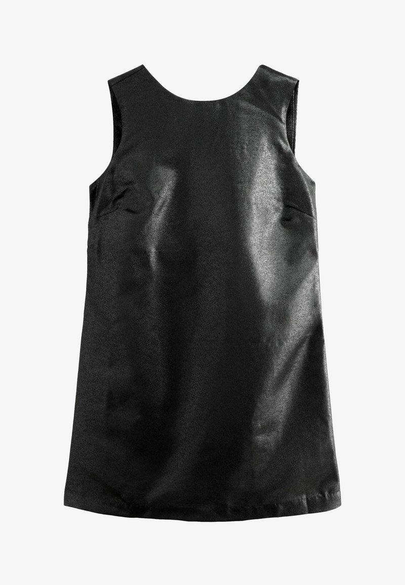Robe noire sans manches en tissu brillant, avec un design simple, un col rond et deux poches latérales. Texture lisse.