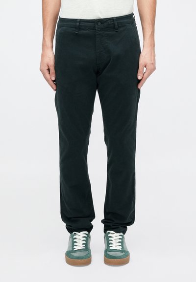 Pantalons en coton chino vert foncé avec une coupe droite, dotés d'une braguette zippée avec fermeture à bouton et de deux poches avant.