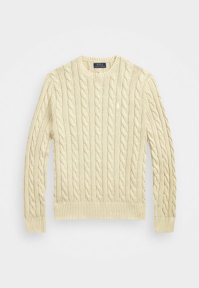 Sweater de malha em tom creme, com mangas longas, punhos e barra canelados, apresentando padrões texturizados intrincados, rotulado "Polo Ralph Lauren."