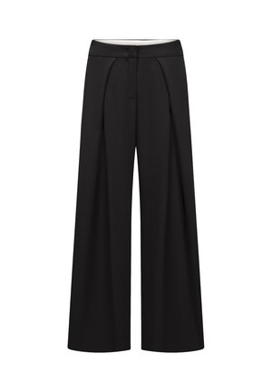Schwarze, weit geschnittene Hosen mit Falten vorne, hoher Taille und einem glatten Bund ohne sichtbare Taschen oder Knöpfe.