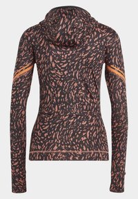 Veste noire à capuche avec des taches marron clair dispersées et des rayures orange sur le haut des manches, vue de dos.