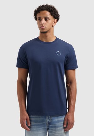 Marineblauwe katoenen t-shirt met ronde hals, korte mouwen, met een kleine cirkelvormige grafiek in lichtblauw op de linkerkant van de borst.