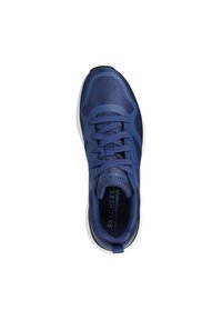 Scarpa sportiva blu navy realizzata in mesh e materiali sintetici, con lacci, suola ammortizzata e logo sulla soletta.