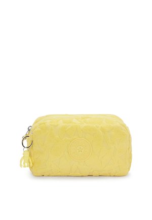Pochette cosmetica gialla con un motivo floreale testurizzato, chiusura con zip, hardware argentato e un portachiavi a forma di scimmia rimovibile.