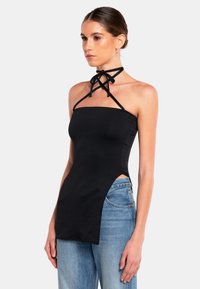 Top nero senza maniche con design a collo alto, con ritagli laterali. Realizzato in tessuto morbido, ha una silhouette aderente e lacci regolabili.