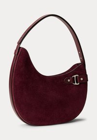 Borsa a spalla in suede borgogna con forma curva, tracolla in pelle, chiusura a fibbia e dettagli con bordi lisci. Finitura testurizzata.
