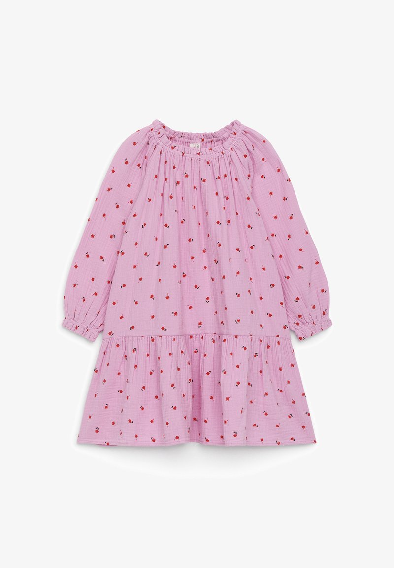 Robe à manches longues violet clair avec petit motif floral rouge, encolure froncée, poignets élastiques et ourlet volanté.