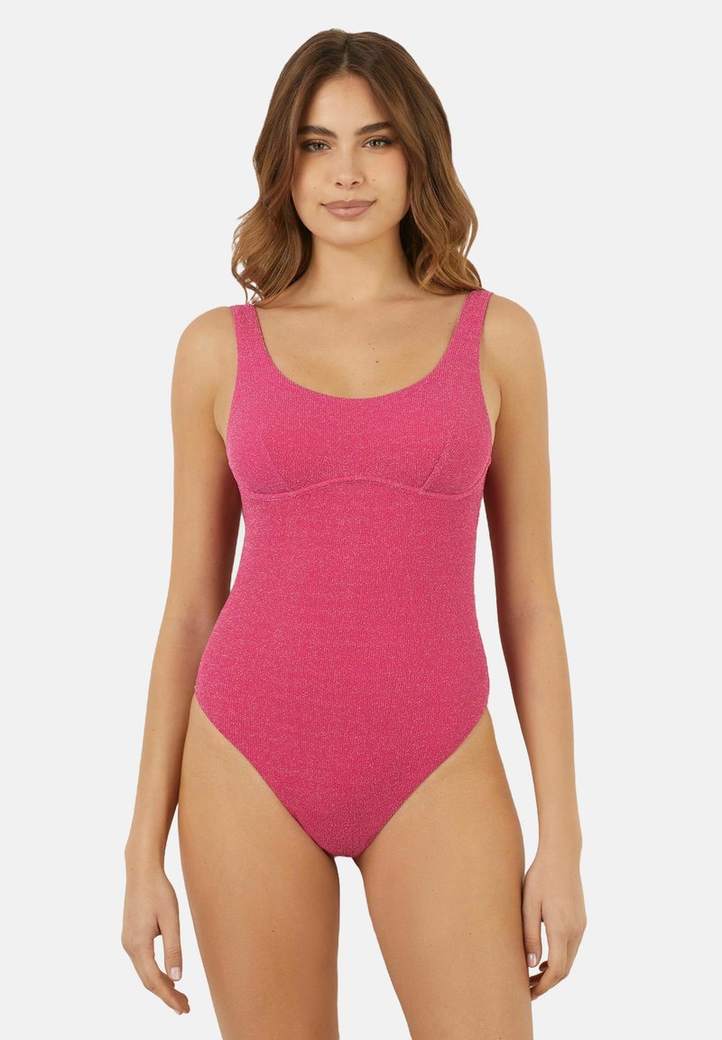 Roze badpak met een gestructureerde, glinsterende stof. Beschikt over brede banden, een ronde halslijn en een middellange beenuitsnijding.