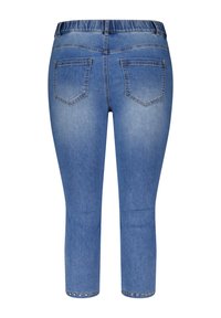 Jean capri en denim bleu avec taille mi-haute, ceinture élastique et deux poches arrière. L'ourlet présente des détails cloutés pour un accent supplémentaire.