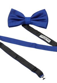 Blå satinfluga med texturerad yta, försedd med svart justerbar rem och spänne, märkt med "John Henric Sweden."