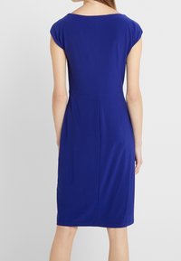 Abito senza maniche lungo fino al ginocchio di un intenso blu reale. Tessuto morbido e elastico con scollo rotondo e cucitura dritta sul retro.