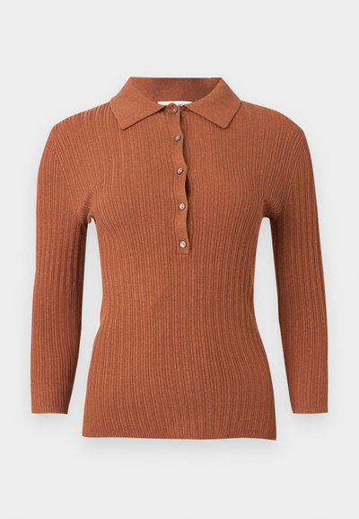 Πουλόβερ από ριμπ πλεκτό σε σκουριά απόχρωση με μακριά μανίκια, γιακά και ταινία με τέσσερα κουμπιά στο κέντρο μπροστά.