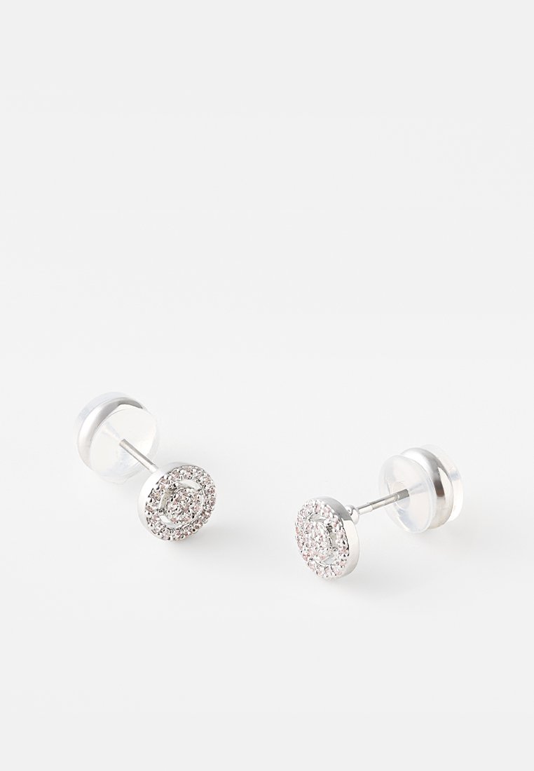 Orecchini a perno in argento con un design circolare e scintillante, arricchiti da strass trasparenti racchiusi in una montatura a halo. Inclusi i supporti trasparenti.