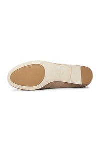 Lichtbeige schoenzool met een glad, plat ontwerp. Heeft een bruin rubberen grip patroon en een witte verhoging aan de hak.
