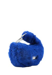 Borsa morbida blu con forma tondeggiante, hardware della cerniera in argento e texture pelosa. Presenta un'etichetta del logo ben visibile sul lato.