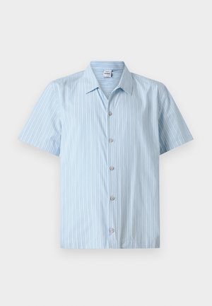 Camicia azzurro chiaro a maniche corte con righe bianche verticali, colletto e chiusura frontale con cinque bottoni. Tessuto dalla texture liscia.