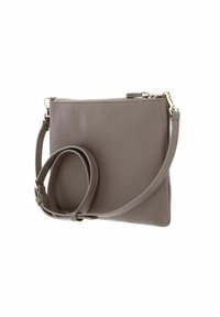 Borsa a tracolla in pelle grigia con una finitura testurizzata, chiusura con zip nella parte superiore e tracolla staccabile. Forma rettangolare compatta.