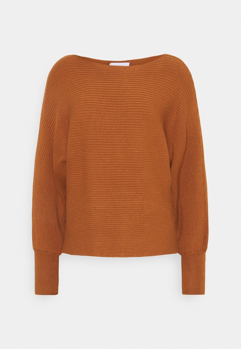 Pull en tricot côtelé orange rouille avec manches longues, large encolure bateau et poignets ajustés.