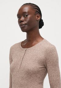 ONLY Tall ONLLINEA O NECK BUTTON - Top s dlouhým rukávem - brown lentil melange