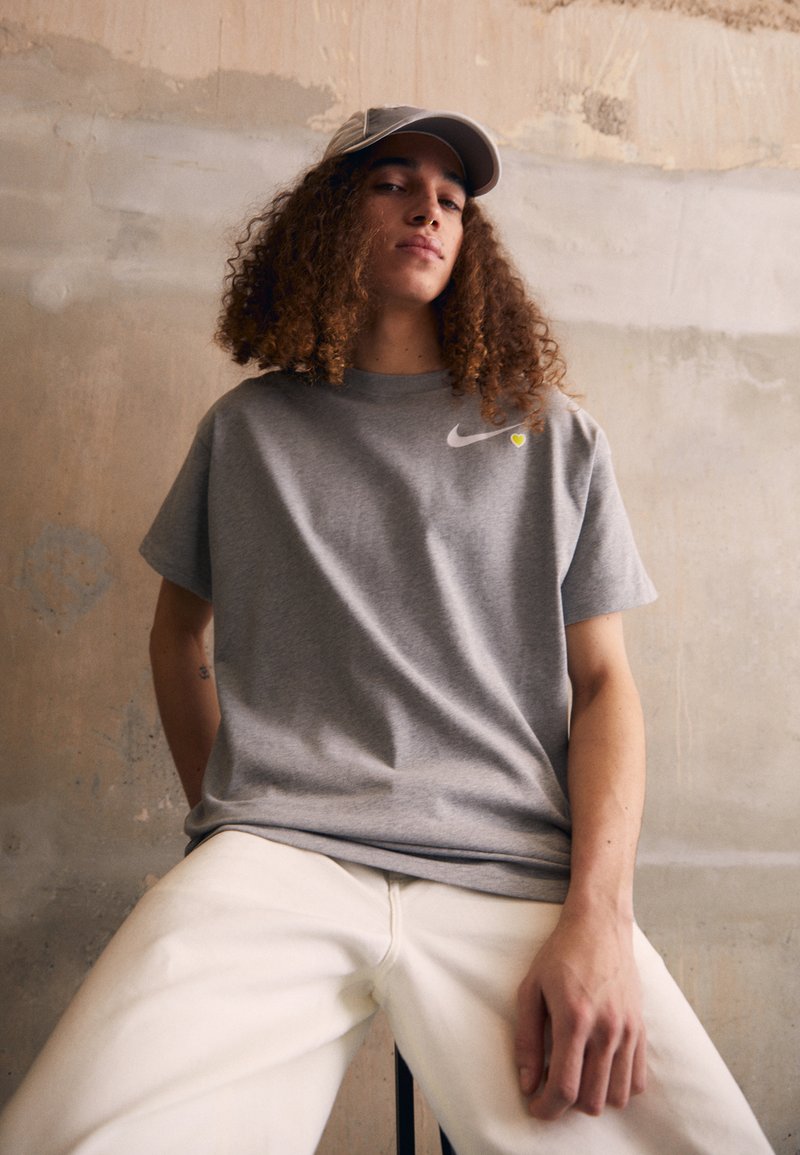 Nike Sportswear DAY TEE TShirt basic dark grey heather/dunkelgrau
