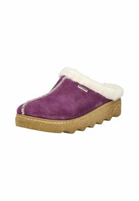 Zueco de ante morado con un suave collar de piel blanca, suela de plataforma marrón texturizada y detalle de costura en contraste a lo largo de la costura.