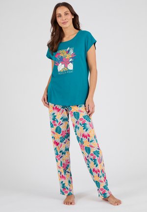 Groene T-shirt met korte mouwen met bloemenprint en de tekst "Tropical Night"; gemusterde pyjamabroek in levendige kleuren met bladeren en bloemen.