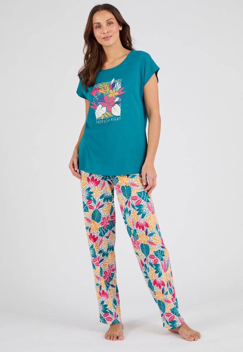 Groene T-shirt met korte mouwen met bloemenprint en de tekst "Tropical Night"; gemusterde pyjamabroek in levendige kleuren met bladeren en bloemen.