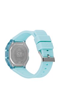 Montre en silicone aquamarine avec un boîtier transparent octagonal. Le dos en acier inoxydable est gravé de "ice watch" et des détails de résistance à l'eau.