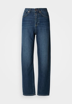 Donkerblauwe denim jeans met een ontspannen pasvorm, hoge taille, vijfzakkenontwerp en zichtbare stiksels. De stof heeft een gladde textuur.