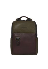 Leren rugzak met een donker groene bovenkant en een donkerbruine onderkant. Heeft een bovenhandvat, verstelbare riemen en een voorvak met een label.