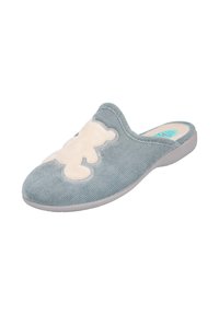 Zapatilla de casa azul claro sin cordones con tejido acanalado y un parche de oso de peluche blanco en la parte superior, que presenta una suela acolchada.