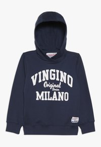Sudadera azul marino de algodón con un bolsillo canguro frontal. Presenta el texto en blanco "VINGINO Original Denim MILANO" y una etiqueta de la marca en el lateral.